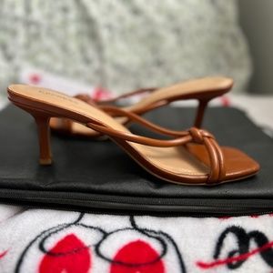 Express. Size 8. Brown.